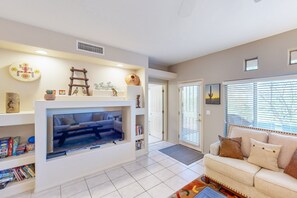 Living area - Spacious condo with pools, hot tub, patio & lovely views - dog-friendly (Oro Valley)
