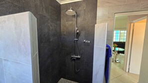 Căn hộ, 1 phòng ngủ, sân hiên, quang cảnh vườn | Phòng tắm