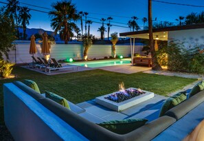 Terrace/patio - Cheerful mid-century home w/ private pool, spa, firepit & mountain views (Palm Springs)