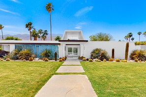 Property grounds - Cheerful mid-century home w/ private pool, spa, firepit & mountain views (Palm Springs)
