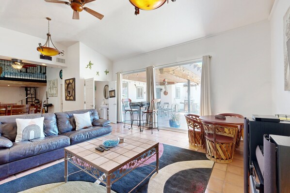 Smart TV, books - Desert daydream high-class hacienda with lagoon saltwater pool & spa 2BR #067701 (La Quinta)