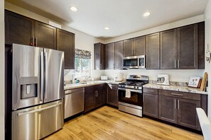 Fridge, microwave, oven, stovetop - Modern, dog-friendly bungalow home with patio, balcony, & central AC (Flagstaff)