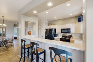 Private kitchen - Comfy, updated condo with pool & hot tub - dog-friendly (Oro Valley)