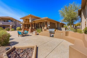 Outdoor dining - Comfy, updated condo with pool & hot tub - dog-friendly (Oro Valley)