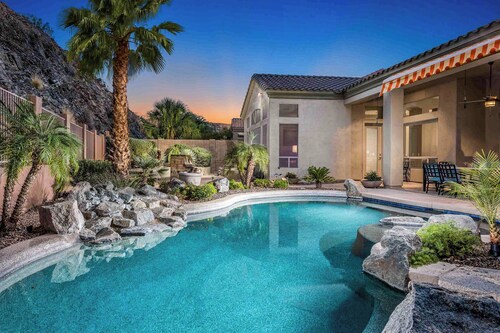Dog-friendly home w/outdoor pool & firepit, near the top of South Mountain