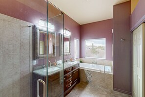 Shower, hair dryer, towels - Spacious home in prime location across from Catalina State Park with golf nearby (Oro Valley)