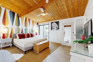 Ein modernes Schlafzimmer mit Bett, Nachttisch und Deckenventilator.