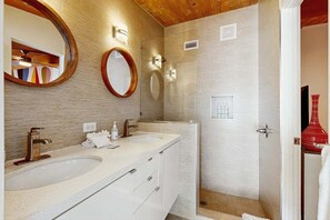 Shower, hair dryer, towels - Mid-century oasis w/ circular heated pool, hot tub, & stunning mountain views (Palm Springs)