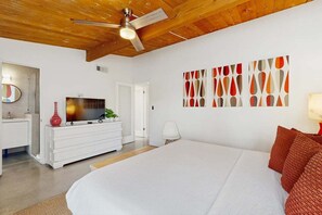 3 bedrooms, iron/ironing board, free WiFi, bed sheets - Mid-century oasis w/ circular heated pool, hot tub, & stunning mountain views (Palm Springs)