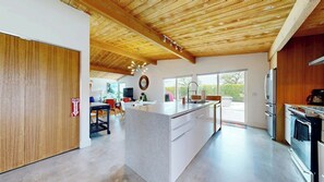 Wasserkocher mit Kaffee-/Teezubehör, Kühlschrank, Mikrowelle, Ofen