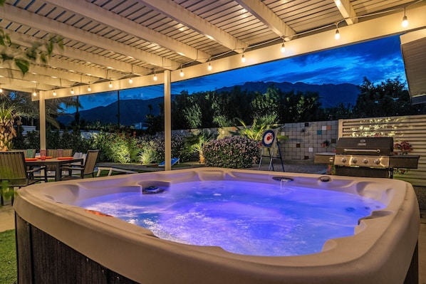 Terrace/patio - Mid-century oasis w/ circular heated pool, hot tub, & stunning mountain views (Palm Springs)