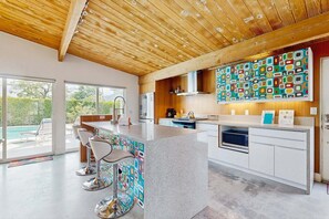 Fridge, microwave, oven, stovetop - Mid-century oasis w/ circular heated pool, hot tub, & stunning mountain views (Palm Springs)