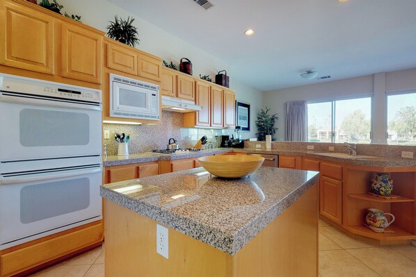 Fridge, microwave, oven, stovetop - PGA West course-side house with shared pool, hot tub, and golf access (La Quinta)