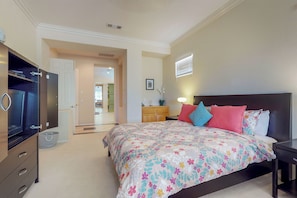 3 bedrooms, desk, iron/ironing board, free WiFi - PGA West course-side house with shared pool, hot tub, and golf access (La Quinta)