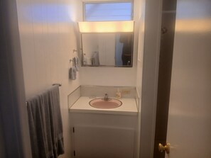 Douche, serviettes fournies, savon, papier toilette