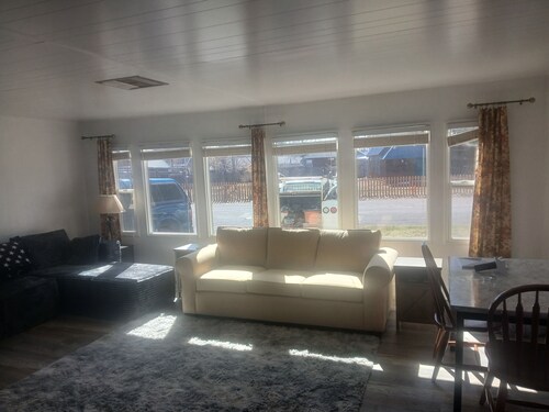 Lovely 2-bedroom home in charming Chester, CA, minutes from Lake Almanor