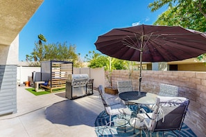 Outdoor dining - Ground-floor condo with private hot tub, 8 on-site pools, & tennis/pickleball (Palm Springs)