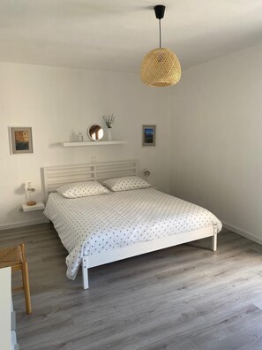 Fer et planche à repasser, lit de bébé portatif, accès au Wi-Fi (inclus)