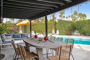 Outdoor dining - Highball House with private pool, spa, firepit & artful designer interior (Palm Springs)