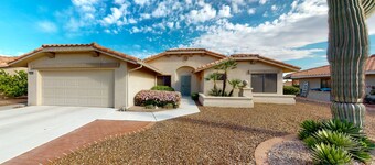 Radiant desert stay with pool and tennis access - mountain views, dogs ok