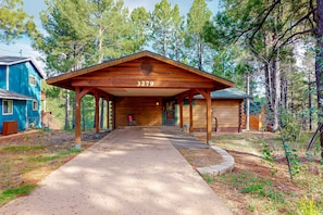 Exterior - Cabin with grill, outdoor dining, & fireplace - drive minutes to hiking (Flagstaff)