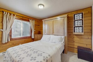 2 bedrooms, iron/ironing board, free WiFi, bed sheets - Cabin with grill, outdoor dining, & fireplace - drive minutes to hiking (Flagstaff)