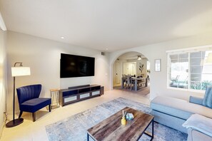 Smart TV - Modern palm-surrounded condo with mtn views, heated pool, & AC - dog-friendly (Palm Springs)