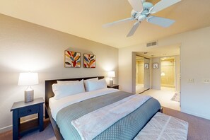 2 bedrooms, iron/ironing board, travel cot, free WiFi - Modern palm-surrounded condo with mtn views, heated pool, & AC - dog-friendly (Palm Springs)