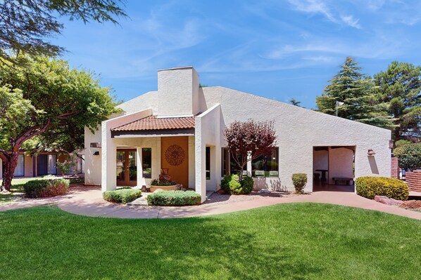 Exterior - Experience Sedona Serenity — A Family-Friendly Condo with Stunning Mountain View (Sedona)