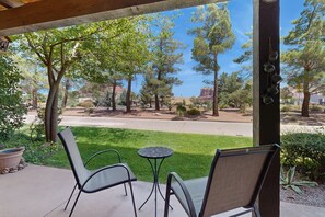 Terrace/patio - Experience Sedona Serenity — A Family-Friendly Condo with Stunning Mountain View (Sedona)