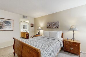 2 bedrooms, iron/ironing board, free WiFi, bed sheets - Experience Sedona Serenity — A Family-Friendly Condo with Stunning Mountain View (Sedona)