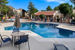 A heated pool - Experience Sedona Serenity — A Family-Friendly Condo with Stunning Mountain View (Sedona)
