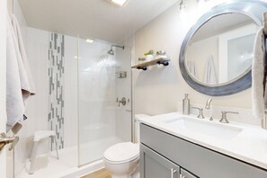 Shower, hair dryer, towels - Updated condo with pool, shared laundry facilities, bbq grill (Sedona)