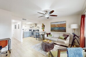 Smart TV, fireplace - Updated condo with pool, shared laundry facilities, bbq grill (Sedona)