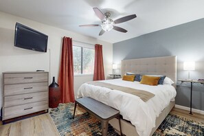 1 bedroom, desk, free WiFi, bed sheets - Updated condo with pool, shared laundry facilities, bbq grill (Sedona)