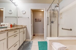 Shower, hair dryer, towels - Luxury condo w/ shared hot tub, pool & tennis - close to golf & more (Scottsdale)