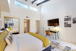 2 bedrooms, iron/ironing board, free WiFi, bed sheets - Indulge in Beautiful Palm Springs Paradise and Escape to Luxury (Palm Springs)