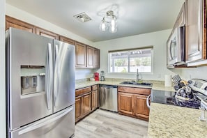 Fridge, microwave, oven, stovetop - Single-level dog-friendly home with private pool, grill, enclosed backyard, & AC (Chandler)