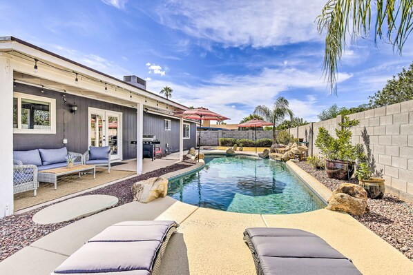 Pool - Single-level dog-friendly home with private pool, grill, enclosed backyard, & AC (Chandler)