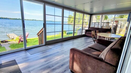 Lakefront Cottage Near Sandbanks with Sunset View and Picton