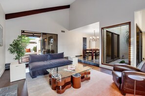 Living area - Gorgeous desert home with pool, enclosed yard, full kitchen, on-site golf, & AC (Litchfield Park)