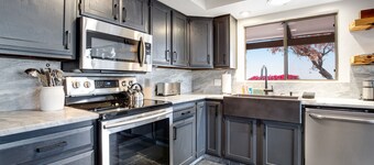 Gorgeous desert home with pool, enclosed yard, full kitchen, on-site golf, & AC