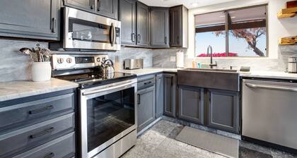 Gorgeous desert home with pool, enclosed yard, full kitchen, on-site golf, & AC