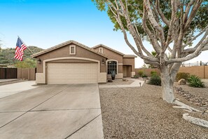 Exterior - Stunning home with mountain views, pool, fast WiFi, central AC & W/D (Mesa)