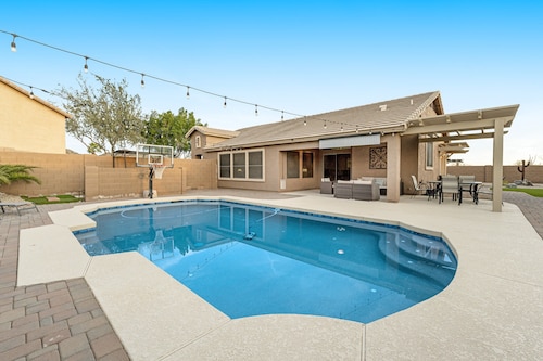 Stunning home with mountain views, pool, fast WiFi, central AC & W/D