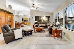 Smart TV, books - Stunning home with mountain views, pool, fast WiFi, central AC & W/D (Mesa)