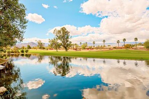 Golf - Sun, Comfort, and Stunning Views, Shared pool & Dog-friendly (Palm Desert)