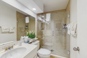 Shower, hair dryer, towels - Sun, Comfort, and Stunning Views, Shared pool & Dog-friendly (Palm Desert)