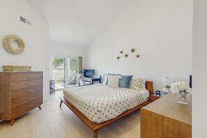 2 bedrooms, desk, iron/ironing board, travel cot - Sun, Comfort, and Stunning Views, Shared pool & Dog-friendly (Palm Desert)