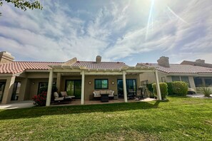 Terrace/patio - Sun, Comfort, and Stunning Views, Shared pool & Dog-friendly (Palm Desert)